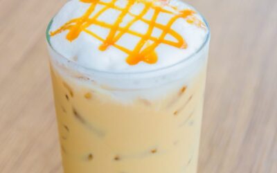 Inject some summer feeling with an Iced Caramel Latte!